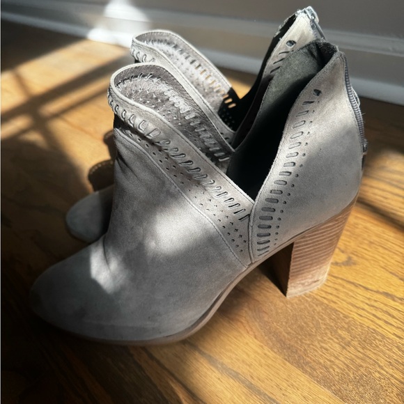 Vince Camuto with perforated design with back zipper size 11/41 - Picture 4 of 9